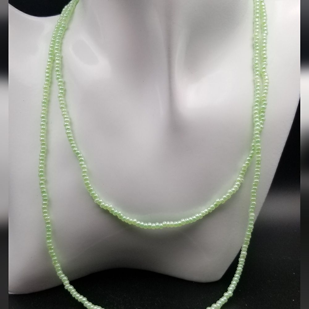 Gorgeous flowing green seed beaded necklace. N133